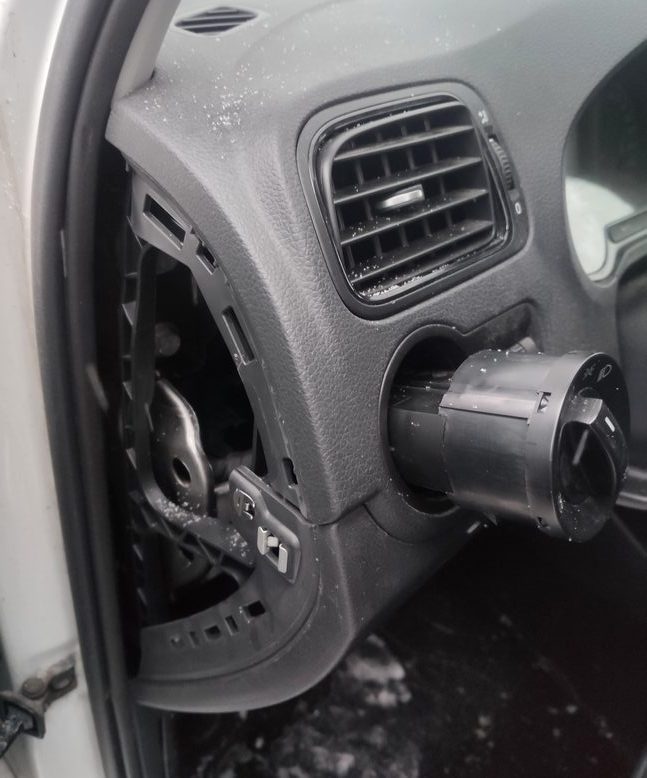 Здесь находится блок реле в Поло Седан Фольксваген